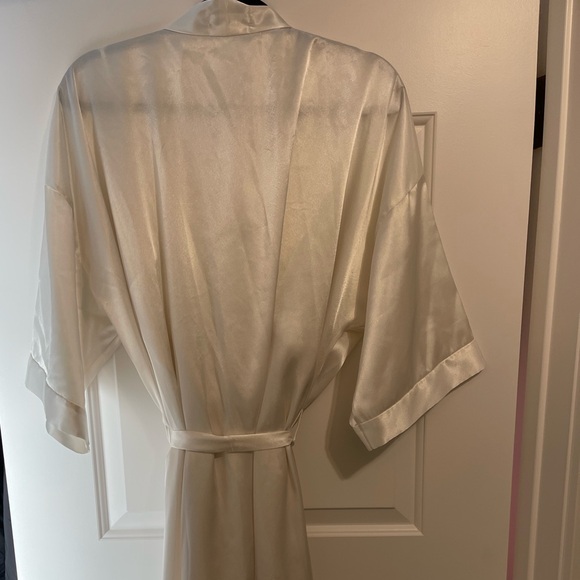 Elegant  Nightgown & Robe - Picture 6 of 6